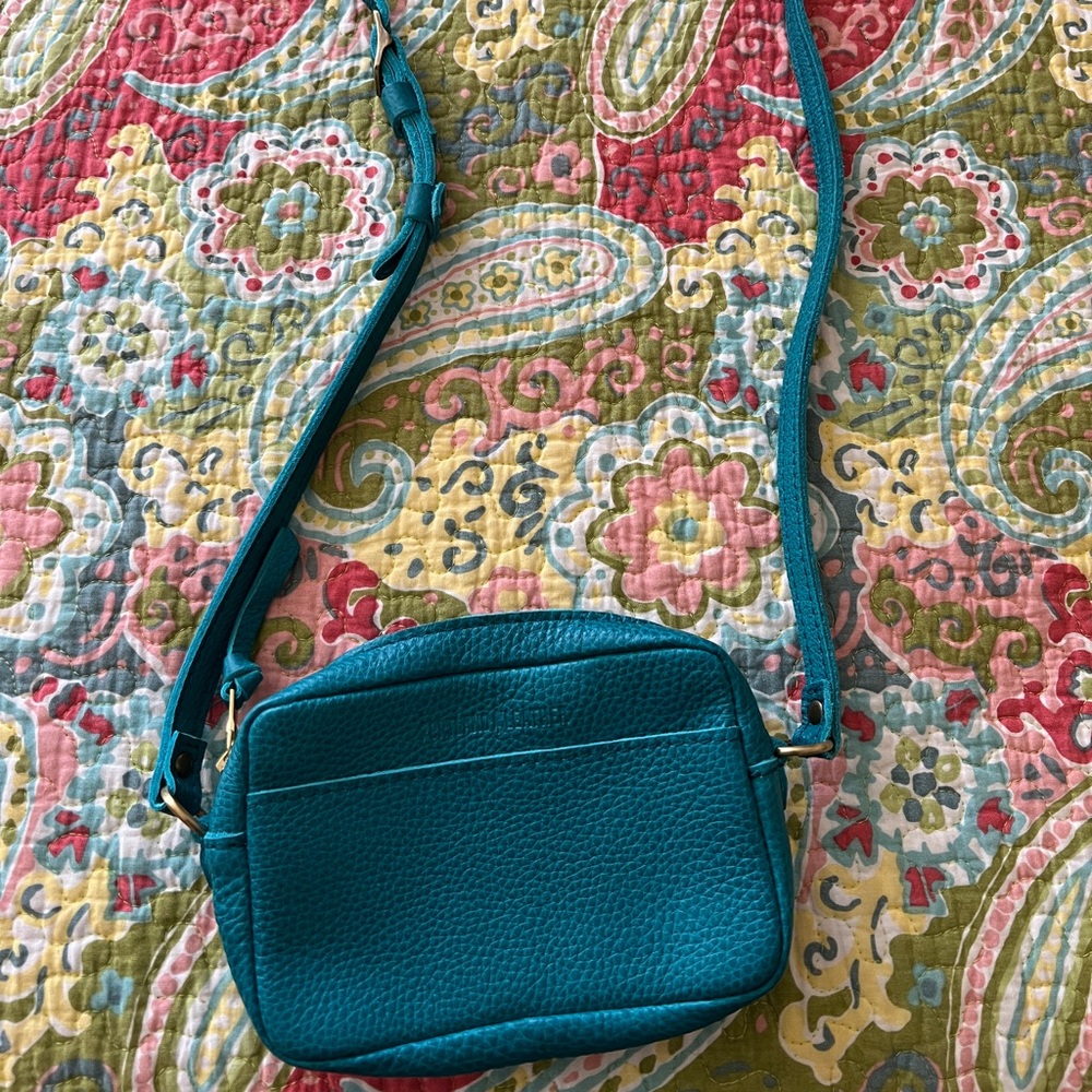 Portland Leather crossbody in Baja